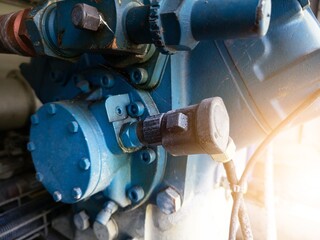 Compressor block with hose fitting for pressure measurement gauge.