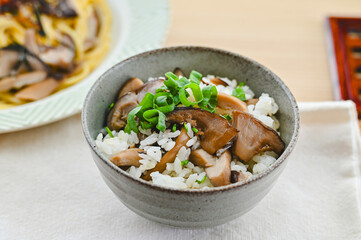 秋の味覚　しめじご飯