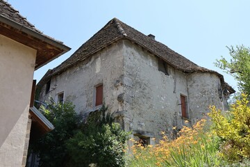 Bâtiment typique, vue de l'extérieur, village de Chanaz, département de la Savoie, France