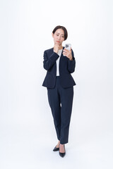 携帯を持つ女性