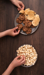 Family or friends eating snacks or sweets. スナックやお菓子を食べる家族や仲間