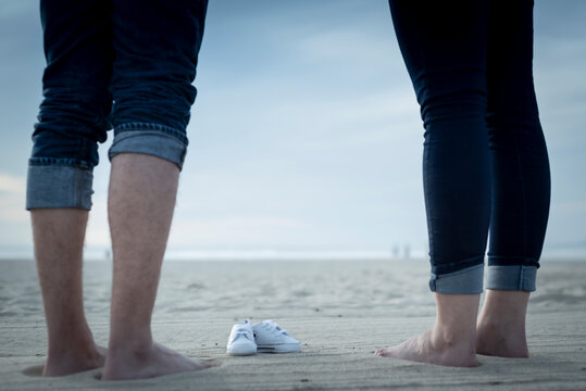 pies en la playa con zapatos de bebe