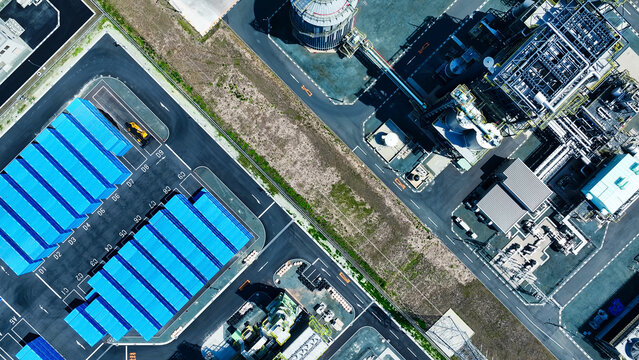工場、空撮、ソーラーパネル、発電所、バイオマス、真俯瞰、真上、ドローン、プラント、建物、電力、エネルギー、インフラ、機械、配管、パイプライン、設備、施設、再生可能エネルギー、再エネ、省エネ、発電、スマートグリッド、サステナブル、SDGs、持続可能な開発目標、サステナビリティ、PKS、木質ペレット、自然、ボイラー、タービン、カーボンニュートラル、テクノロジー、技術、エンジニアリング、未来、日本、環境