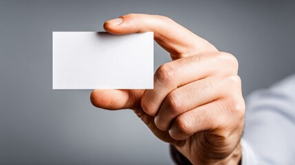 Obraz premium Hand holding a blank white card