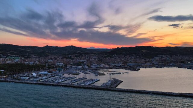 Il porto turistico di San Benedetto del Tronto, Marche, Italia.
Ripresa aerea della citt&agrave; al tramonto.