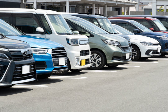 駐車場に並んだ乗用車