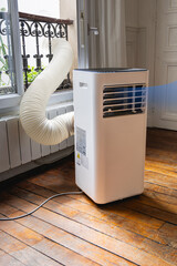 Un climatiseur fonctionne dans un appartement en pleine chaleur d'été.