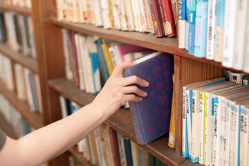 本を手に取る	