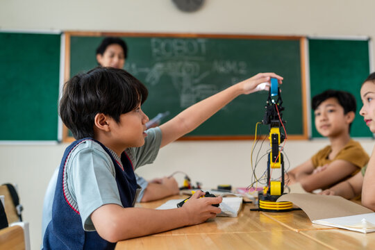 Group of students learning in a robotics class at elementary school.