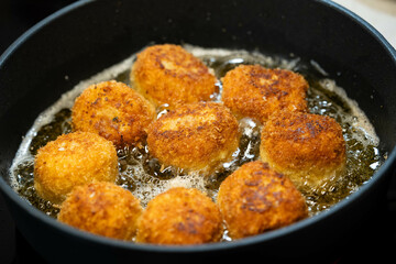 panierte Risotto Bällchen als knusprige Beilage