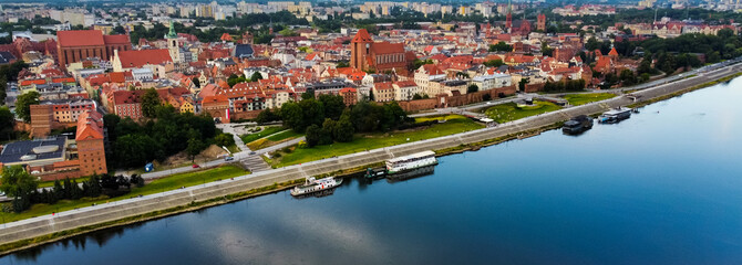 Widok na panoramę miasta Toruń i bulwary wiślane © Paweł Ziółkowski