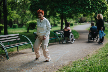 Obraz premium A serene park setting with benches and individuals spending time together outdoors, enjoying the fresh air.