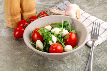 Salad with mozzarella and arugula