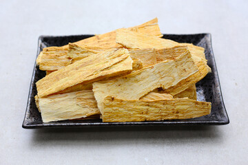Dried slices of Radix Astragali, commonly used in traditional Chinese medicine.