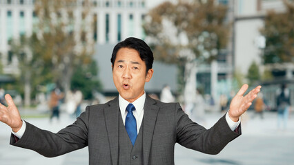 街で演説する男性　街頭演説　政治家