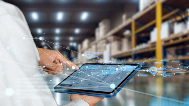 物流倉庫でタブレットを使うエンジニアとデジタルネットワーク - Powered by Adobe