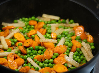 verschiedene Gemüsesorten in einer Bratpfanne
