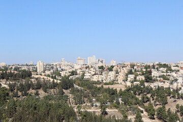 Obraz premium Panoramic View of Jerusalem Cityscape with Lush Green Hills