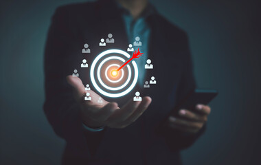 Businessmen use computers to recruit, manage and recruit HR teams to develop the leadership of employees and personnel for the company's competitive strategy to be successful.	

