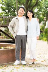 散歩をする熟年夫婦　ライフスタイルイメージ
