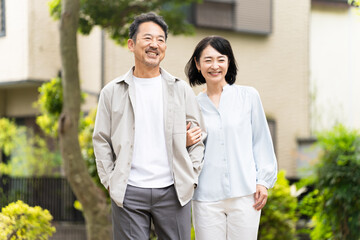 Fototapeta premium 散歩をする熟年夫婦 ライフスタイルイメージ