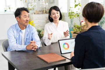 熟年夫婦と保険外交員　ビジネスイメージ