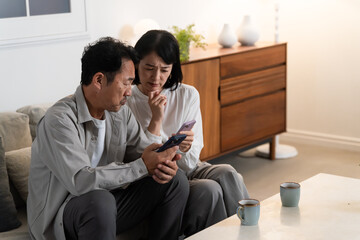 スマートフォンで調べものをするミドル夫婦　ライフスタイルイメージ