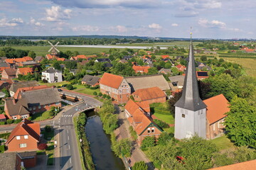 Deutschland, Niedersachsen, altes Land. Ortskern von Borstel / Jork mit Kirche St. Nikolai