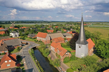 Deutschland, Niedersachsen, altes Land. Ortskern von Borstel / Jork mit Kirche St. Nikolai
