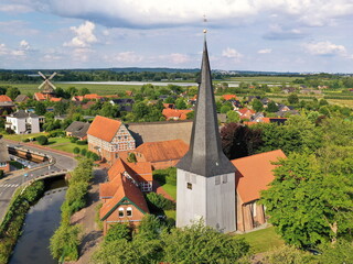 Deutschland, Niedersachsen, altes Land. Ortskern von Borstel / Jork mit Kirche St. Nikolai
