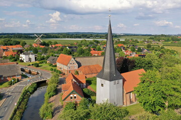 Deutschland, Niedersachsen, altes Land. Ortskern von Borstel / Jork mit Kirche St. Nikolai