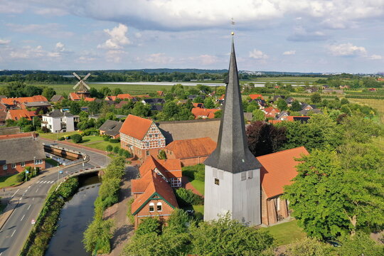 Deutschland, Niedersachsen, altes Land. Ortskern von Borstel / Jork mit Kirche St. Nikolai
