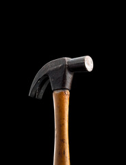 Martelo em detalhe na posi&ccedil;&atilde;o vertical e fundo preto.