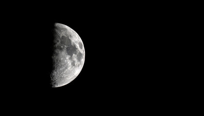 Luna menguante o creciente sat&eacute;lite terrestre sobre un cielo negro de noche en el dia internacional de la luna