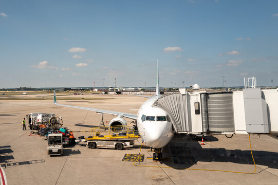chargement des bagages en soute d'un avion de ligne