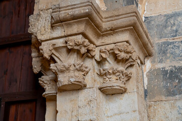Obraz premium Architectural details of Colegiata de Santa Maria la Mayor de Toro in Zamora showcase intricate carvings and historical significance
