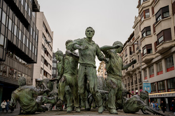 Obraz premium San Fermin sculpture in Pamplona depicts iconic festival spirit and tradition in Navarra, Spain