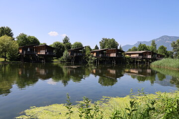 Obraz premium Maisons en bois sur pilotis, vues de l'extérieur, village de Chanaz, département de la Savoie, France