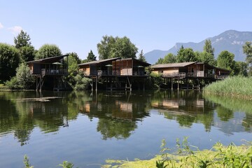 Obraz premium Maisons en bois sur pilotis, vues de l'extérieur, village de Chanaz, département de la Savoie, France