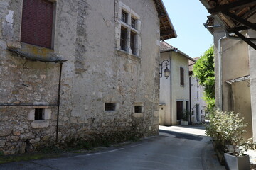 Vieille rue typique dans le village, village de Chanaz, d&eacute;partement de la Savoie, France