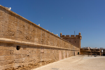 Bastión de la fortaleza del puerto pesquero de Essaouira en Marruecos	