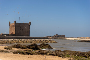 Bastión de la fortaleza del puerto pesquero de Essaouira en Marruecos