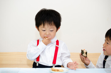 食事中の子供