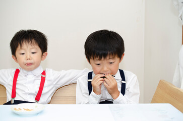 食事中の子供