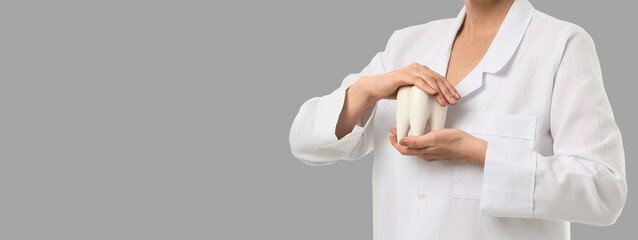 Practicing proper dental care using models in a clinical setting