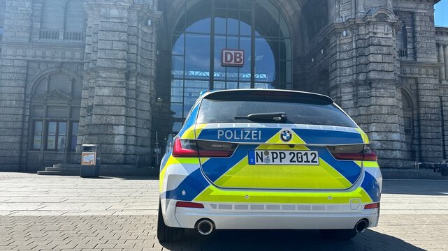 Polizei Fahrzeug vor Hauptbahnhof N&uuml;rnberg