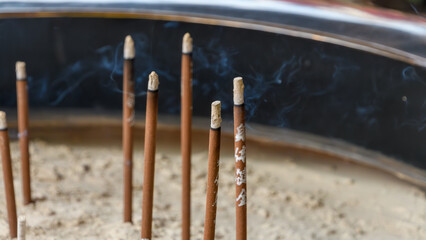 線香の煙が漂う日本の寺院の香炉