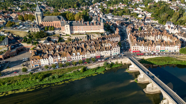 Altstadtpanorama von Gien mit Loire-Br&uuml;cke