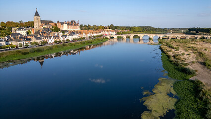 Fototapeta premium Altstadt und Brücke von Gien an der Loire bei Niedrigwasser
