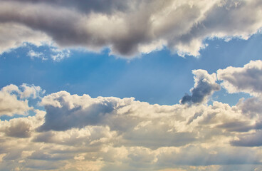 Obraz premium The atmosphere of a bright day with textured clouds is a visual embodiment of energy, clarity, and freshness. Ideal for advertising outdoor brands, summer leisure, and eco-products.